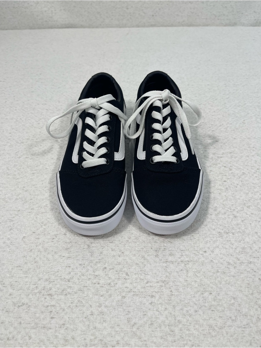 VANS Old Skool Women’s Low Top Lace Up Canvas Sneakers Sz5, NEW . SKU#0540